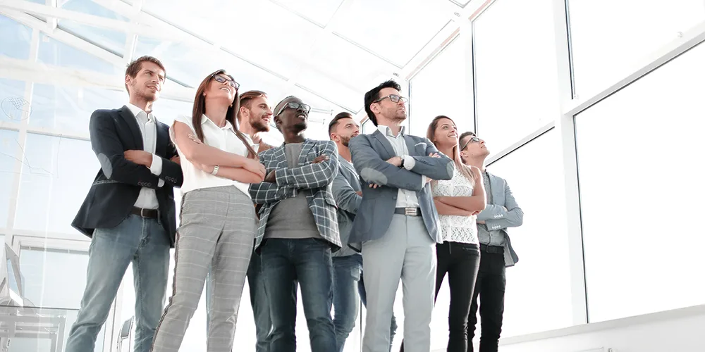 Unternehmensteam betrachtet den Himmel im Gebäude