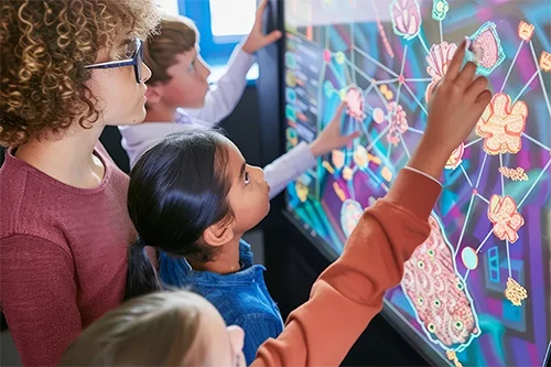 Kinder lernen im Videospielmuseum